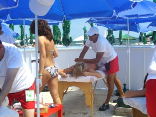 Farmaciile din Constanţa promovează o nouă metodă contraceptivă făcând masaj fetelor pe plaja din Mamaia